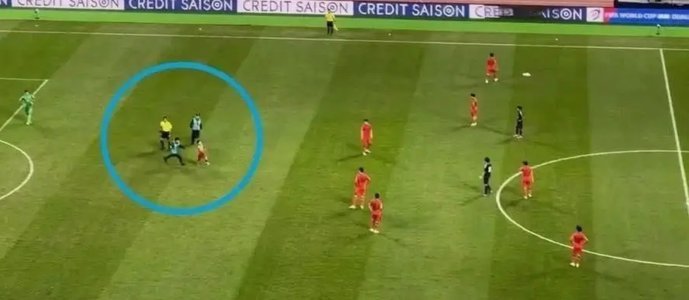 吴曦外围远射，王国明托出击中横梁