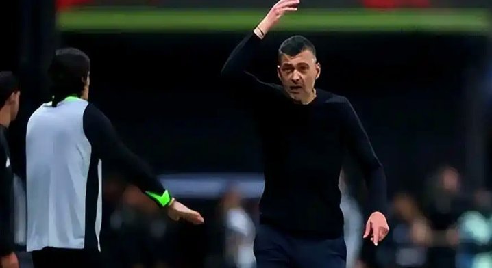 町田队务被吉达国民球迷投掷的水瓶击中头部，怒摔水瓶反遭嘘