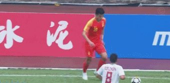 运气不佳！塞鸟长传张玉宁凌空抽射破门因越位被判无效