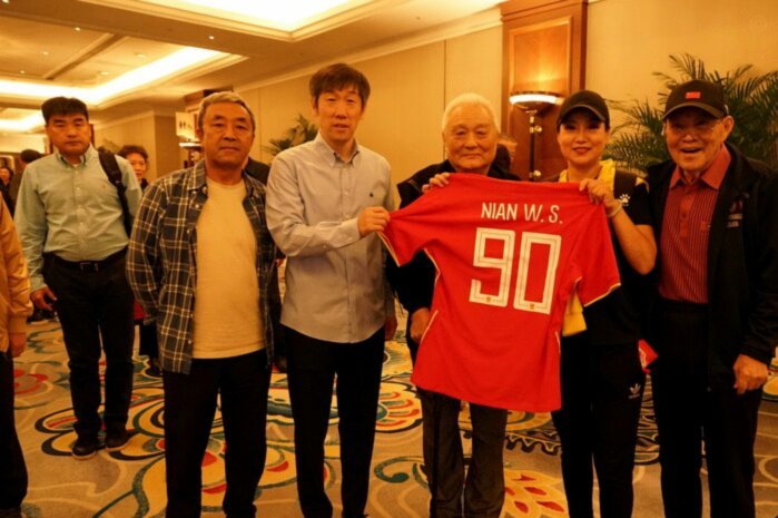 武磊为93岁师爷年维泗祝寿：我们会把年指导精神传递下去
