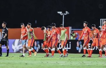 泰山队观察：杭州草皮受损与雨中赛事冲击