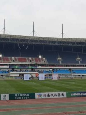 泰山跟队：杭州近期多雨外加多场演唱会，黄龙草皮很糟糕