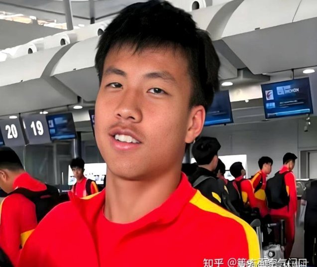 董路大弟子谢波发挥优良传统 冲场怒怼裁判 被出示红牌！