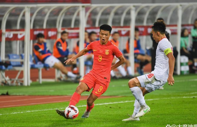 中国U19vs民主刚果U23首发：苗润东、邓捷夫、依合散先发