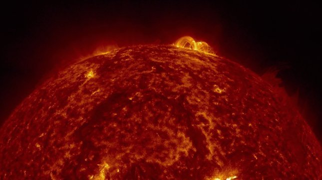 太阳报：球迷冲向葡萄牙替补席，距C罗仅数米被安保带离现场