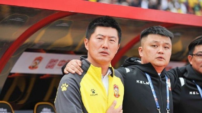 终于官宣：青岛西海岸签下国青中后卫艾力尼扎尔-罗合曼