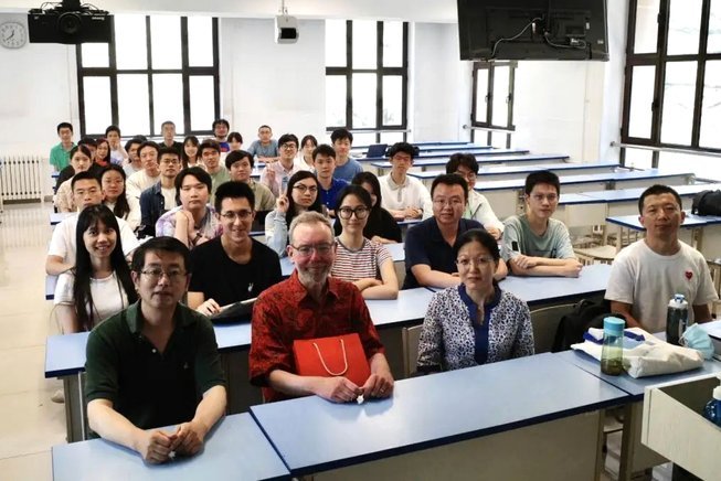 潘朝伟爱学习，跟清华系走得近，跟平时不学习的何思凡走的远
