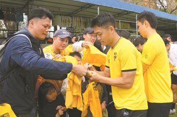 足球报：广州豹巩固冲超优势，冯峰称赞19岁黄晟豪