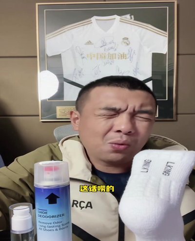 董路训练小球员，徐亮重现经典表情引爆网络